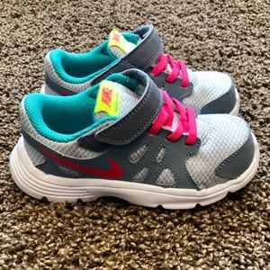 Little girls Nike Revolution 2. Size 9c